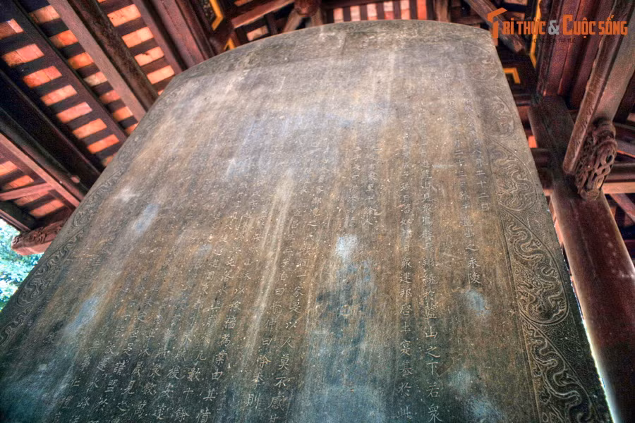 Văn bia viết trên một mặt, trán bia viết chữ kiểu triện, thân bia gồm 25 cột chữ viết chân. Nội dung bia ngắn gọn, súc tích, thuật lại thân thế sự nghiệp của vua Lê Thái tổ, quá trình khởi nghĩa Lam Sơn cho đến khi đánh tan quân Minh, xây dựng lại quốc gia Đại Việt.