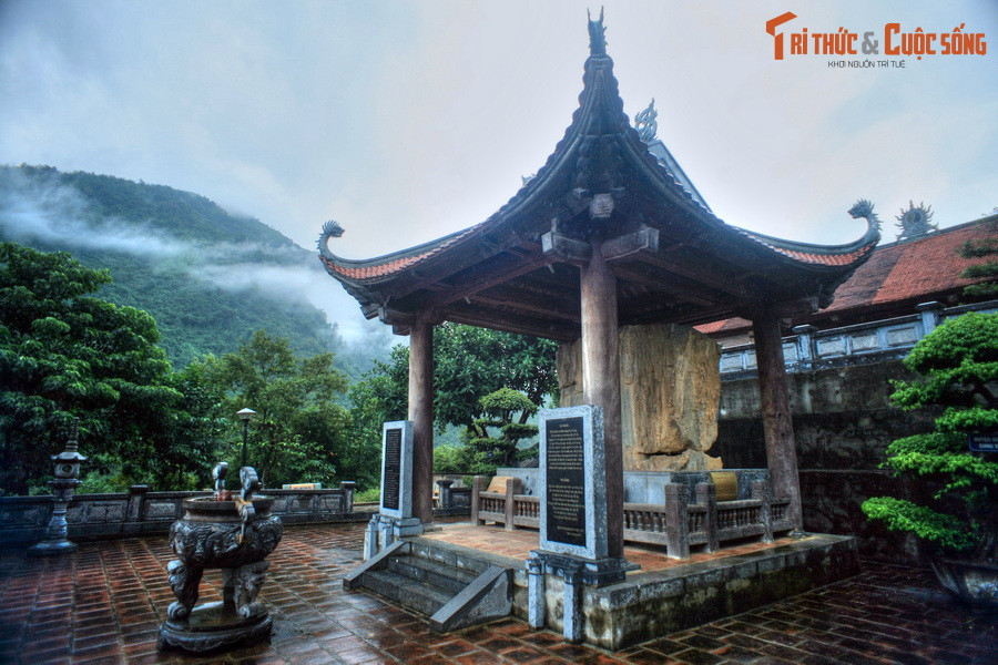 4. Nằm ở đền thờ vua Lê Thái Tổ thuộc xã Lê Lợi, huyện Nậm Nhùn, tỉnh Lai Châu, Bảo vật quốc gia Bia Lê Lợi có từ thế kỷ 15, ban đầu được khắc trên một vách đá ở bờ Bắc sông Đà. Năm 2009, do xây dựng nhà máy thủy điện Sơn La, bia được khoan cắt di dời, năm 2012 đưa về vị trí hiện nay.