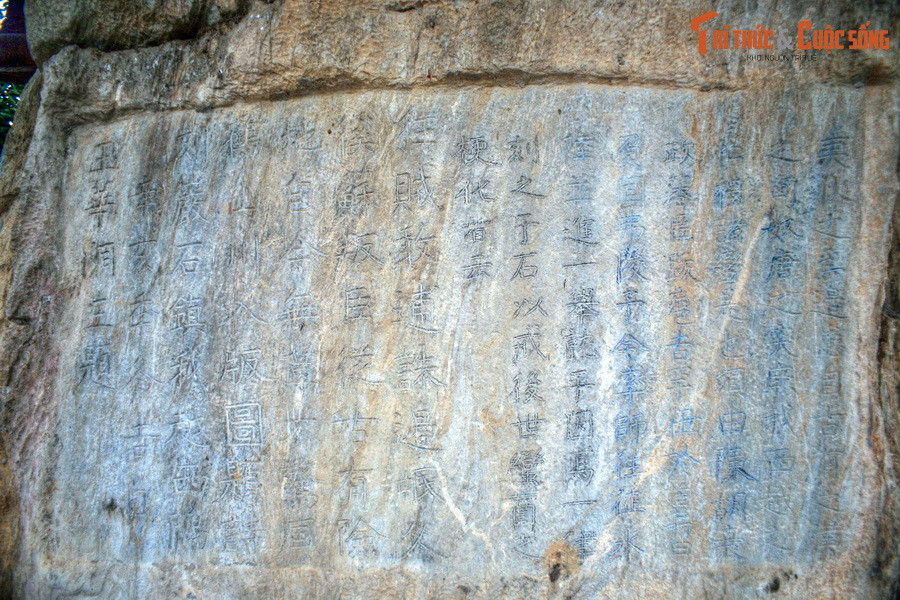 Văn bia này ghi lại sự kiện lịch sử vua Lê Thái Tổ thân chinh chỉ huy các đạo quân dẹp cuộc nổi loạn của tù trưởng Đèo Cát Hãn ở vùng Tây Bắc của đất nước năm 1431. Đây là một sự kiện lịch sử quan trọng của nước Đại Việt đầu thời Hậu Lê.