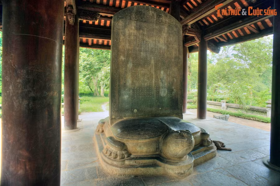 3. Nằm trong khu di tích Lam Kinh (xã Xuân Lam, huyện Thọ Xuân, tỉnh Thanh Hóa), Bảo vật quốc gia Bia Vĩnh Lăng có niên đại từ thời Lê sơ (đầu thế kỷ 15). Bia cao 2,79 mét, rộng 1,94 mét, dày 0,27 mét, gồm hai phần là bệ đỡ hình rùa và văn bia.