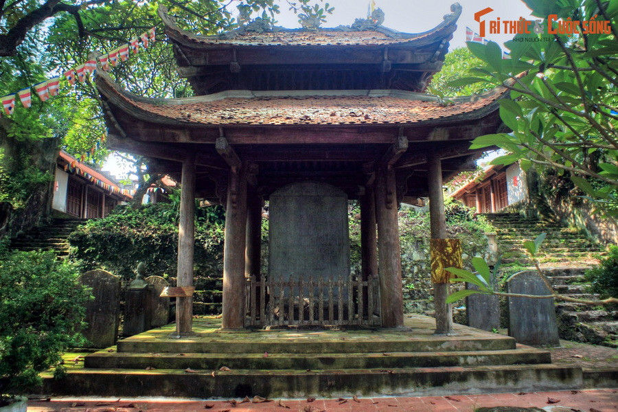 2. Nằm trong khuôn viên chùa Long Đọi Sơn (xã Đọi Sơn, huyện Duy Tiên, tỉnh Hà Nam), Bảo vật quốc gia Bia Sùng Thiện Diên Linh được dựng vào năm 1121. Hiện vật có chiều cao 2,5 mét, rộng 1,75 mét, dày 30 cm, gồm 3 phần: bia, đài bia và đế bia.