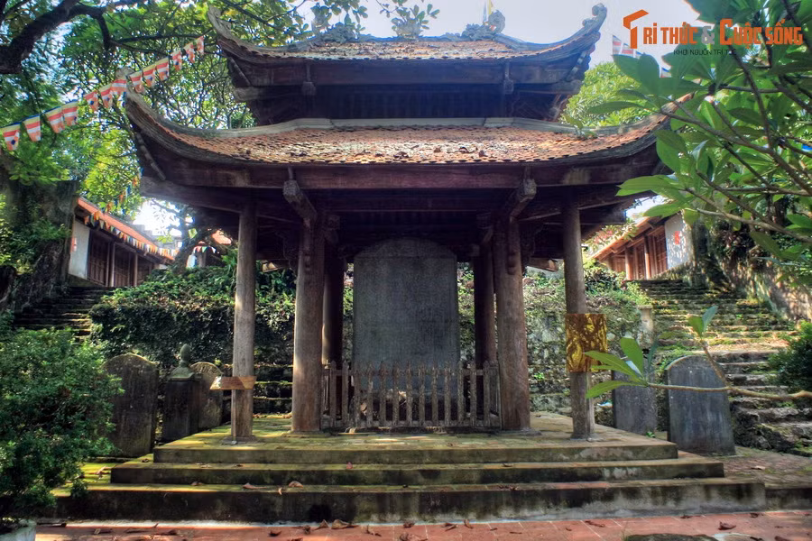 2. Nằm trong khuôn viên chùa Long Đọi Sơn (xã Đọi Sơn, huyện Duy Tiên, tỉnh Hà Nam), Bảo vật quốc gia Bia Sùng Thiện Diên Linh được dựng vào năm 1121. Hiện vật có chiều cao 2,5 mét, rộng 1,75 mét, dày 30 cm, gồm 3 phần: bia, đài bia và đế bia.