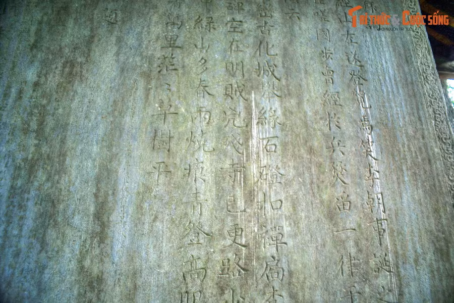 Bia được khắc chữ cả hai mặt. Nội dung văn bia nói về cuộc đời, sự nghiệp của vua Lý Nhân Tông và Thái úy Lý Thường Kiệt, đồng thời phản ánh triết lý duyên khởi của Phật giáo và tình hình Phật giáo thời Lý.