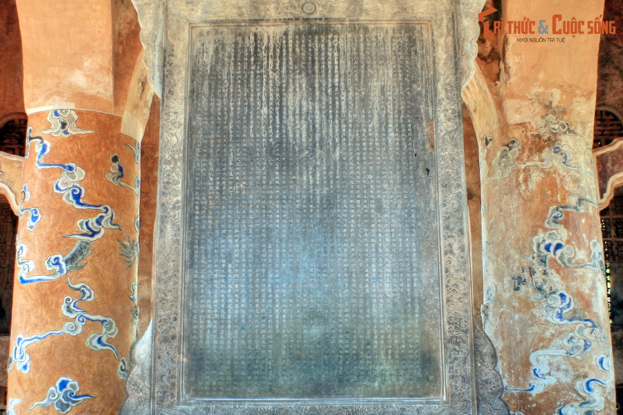 Hai mặt bia đều khắc văn tự, nội dung ghi lại quá trình xây lăng, tả cảnh quan lăng, đồng thời bày tỏ nỗi lòng của vua Tự Đức với đất nước cùng những việc riêng tư. Có thể nói, bia "Khiêm Cung Ký" có nội dung rất đặc biệt, không đi theo khuôn mẫu của văn bia cung đình nhà Nguyễn.