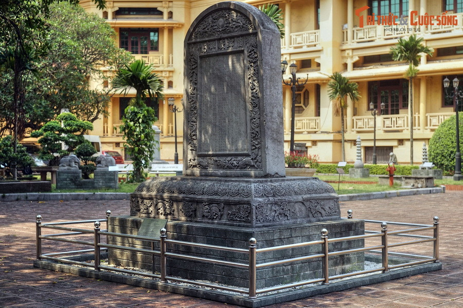 6. Được đặt trong khuôn viên Bảo tàng Lịch sử Quốc gia Việt Nam (Hà Nội), Bảo vật quốc gia Bia điện Nam Giao là dấu tích duy nhất còn lại của đàn tế trời Kinh thành Thăng Long xưa. Bia được dựng năm 1679, có chiều cao 2,13 mét, rộng 1,46 mét, dày 0,34 mét.