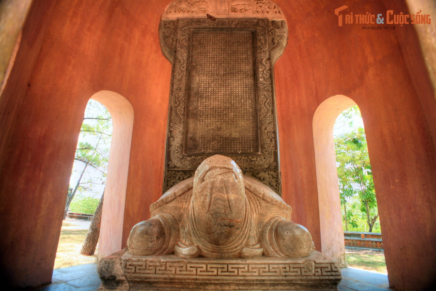 7. Bảo vật quốc gia Bia Ngự kiến Thiên Mụ tự được chúa Nguyễn Phúc Chu cho dựng tại chùa Thiên Mụ vào năm 1715, là tấm bia đá lớn nhất trong số các bia đá thời chúa Nguyễn còn được lưu giữ. Hiện vật gồm phần bia (cao 2,5 mét), đế bia hình rùa (cao 0,51 mét) và bệ bia hình vuông.