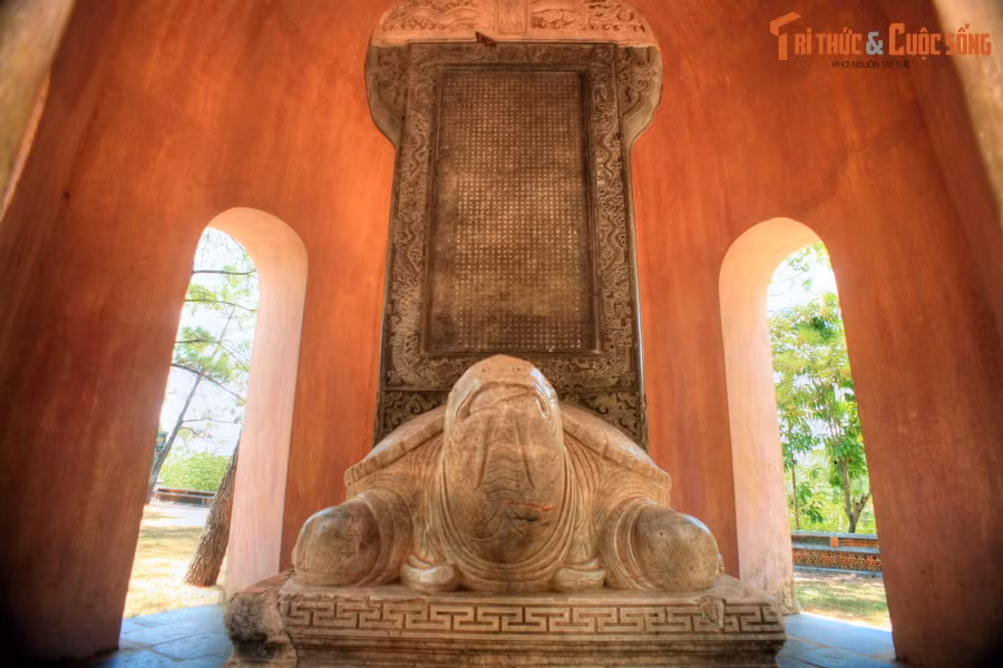 7. Bảo vật quốc gia Bia Ngự kiến Thiên Mụ tự được chúa Nguyễn Phúc Chu cho dựng tại chùa Thiên Mụ vào năm 1715, là tấm bia đá lớn nhất trong số các bia đá thời chúa Nguyễn còn được lưu giữ. Hiện vật gồm phần bia (cao 2,5 mét), đế bia hình rùa (cao 0,51 mét) và bệ bia hình vuông.