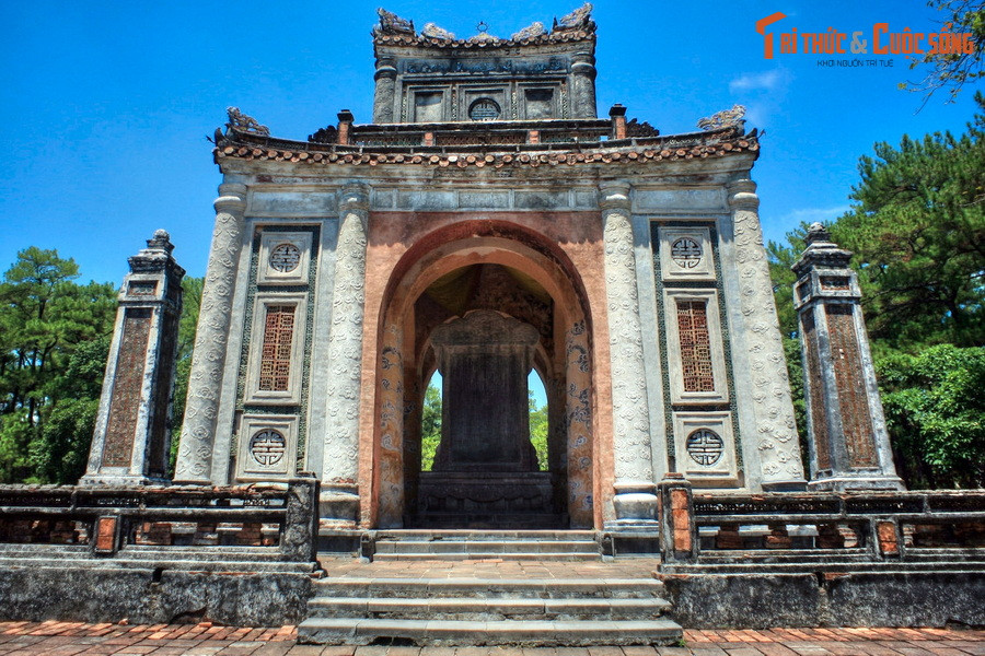 8. Được đặt trong bi đình (nhà bia) của lăng vua Tự Đức ở Huế, Bảo vật quốc gia Bia Khiêm Cung Ký nặng đến 20 tấn, cao hơn 4 mét, là tấm bia đá cổ khắc bài văn bia gồm 4.935 chữ do chính hoàng đế Tự Đức (1848-1883) soạn thảo năm 1871.