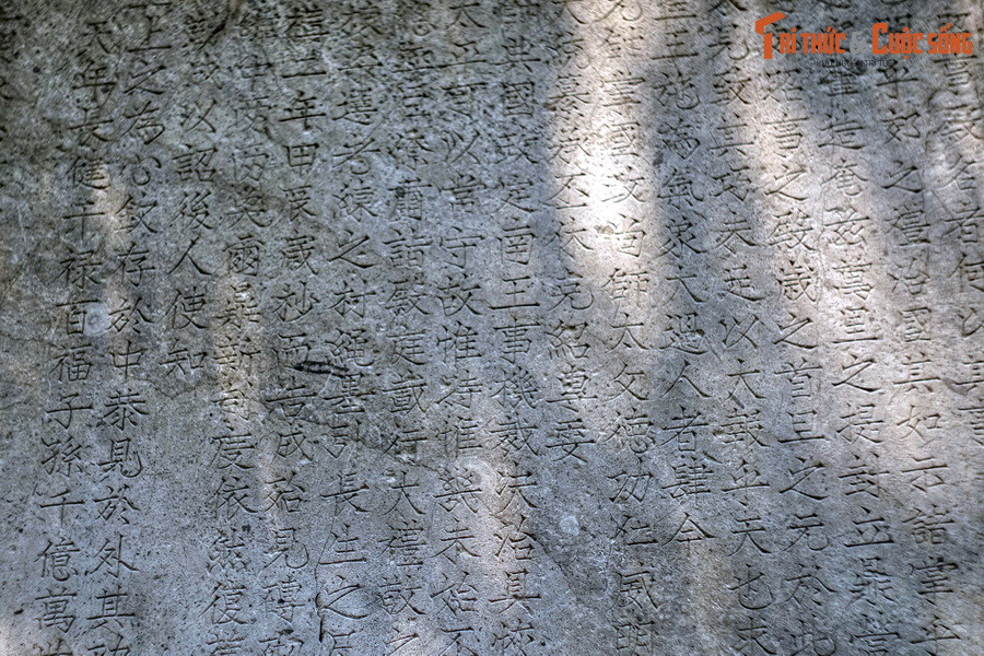 Mặt trước của bia khắc bài minh bằng chữ Hán, do TS Nguyễn Tiến Triều soạn thảo, TS. Hồ Sĩ Dương nhuận chính, cho biết rõ về ý nghĩa lịch sử và quá trình xây dựng điện Nam Giao. Nơi vua và triều thần tiến hành đại lễ vào đầu xuân hàng năm, cầu cho quốc thái dân an.