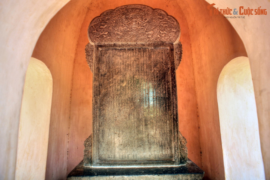 Lòng thân khắc bài ký và minh của chúa Nguyễn Phúc Chu, gồm 1.250 chữ, nói về công đức của chúa Nguyễn và bày tỏ nguyện vọng của chúa về việc xây dựng ngay tại cõi đời này một thế giới thanh tịnh mà không phải dày công đi xa để tìm kiếm, nói cách khác là ngay tại tâm mỗi người.