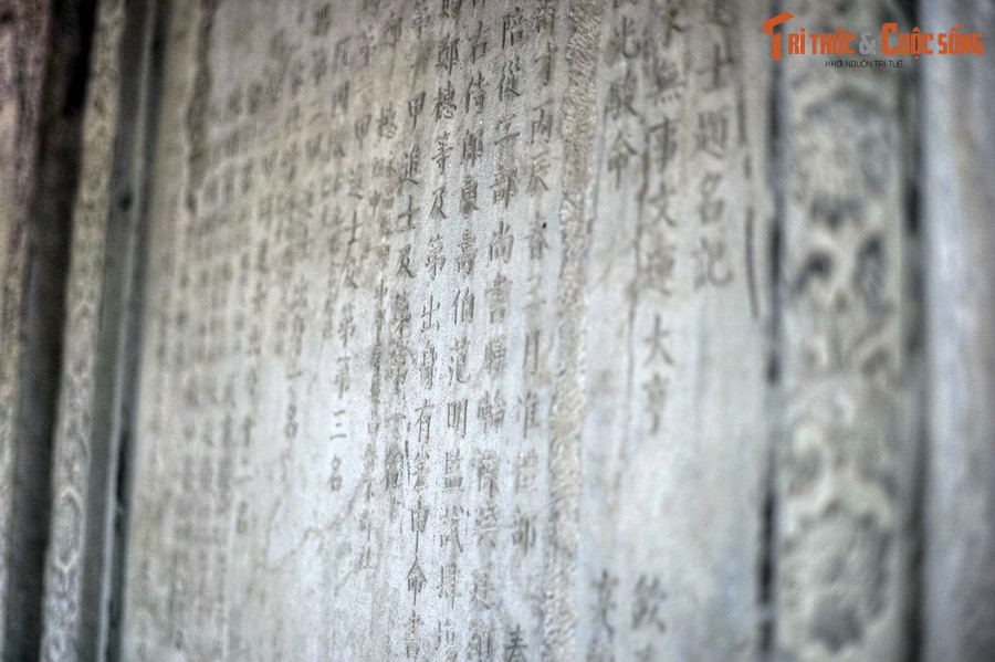 Các tấm bia đều được tạo bằng một loại đá xanh khai thác từ núi An Thạch, huyện Đông Sơn, tỉnh Thanh Hóa, kích thước không đều nhau cùng đặt trên lưng rùa. Trên mỗi bia đều có khắc các bài văn bia (bài ký) bằng chữ Hán chứa đựng rất nhiều thông tin lịch sử.