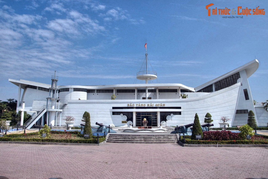  Hải Phòng. Có thuyết cho rằng tên gọi Hải Phòng có từ năm 42 SCN, khi nữ tướng Lê Chân lập trận địa để ngăn quân Hán xâm nhập từ hướng biển, gọi là “Hải tần phòng thủ”. Năm 1870 thời vua Tự Đức, triều đình cho lập một đồn binh ở nơi đây với tên gọi là “Hải Phòng” nhằm canh phòng cửa biển. Ảnh: Bảo tàng Hải quân ở TP Hải Phòng.