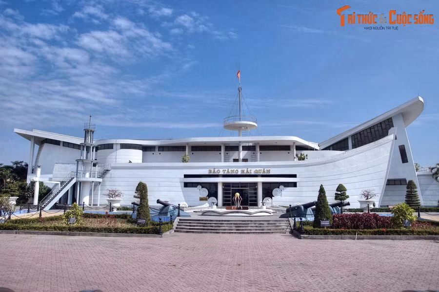  Hải Phòng. Có thuyết cho rằng tên gọi Hải Phòng có từ năm 42 SCN, khi nữ tướng Lê Chân lập trận địa để ngăn quân Hán xâm nhập từ hướng biển, gọi là “Hải tần phòng thủ”. Năm 1870 thời vua Tự Đức, triều đình cho lập một đồn binh ở nơi đây với tên gọi là “Hải Phòng” nhằm canh phòng cửa biển. Ảnh: Bảo tàng Hải quân ở TP Hải Phòng.