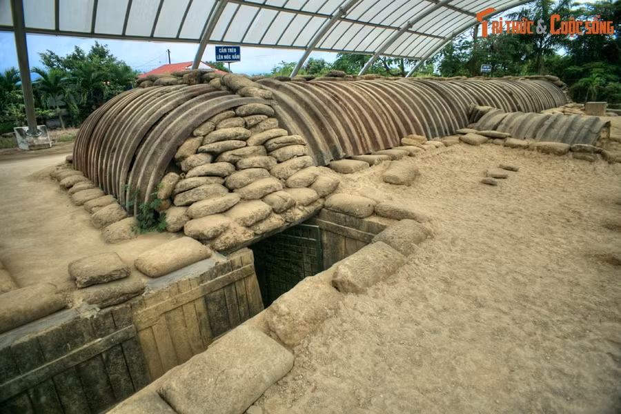  Điện Biên. Năm 1841, vua Thiệu Trị đặt tên cho vùng đất phên dậu phía Tây Bắc là Điện Biên, trong đó “Điện” nghĩa là vững chãi, “Biên” nghĩa là vùng biên giới. Điện Biên mang ý nghĩa là miền biên giới vững chãi. Ảnh: Di tích lịch sử hầm Tướng De Castries ở TP Điện Biên Phủ.