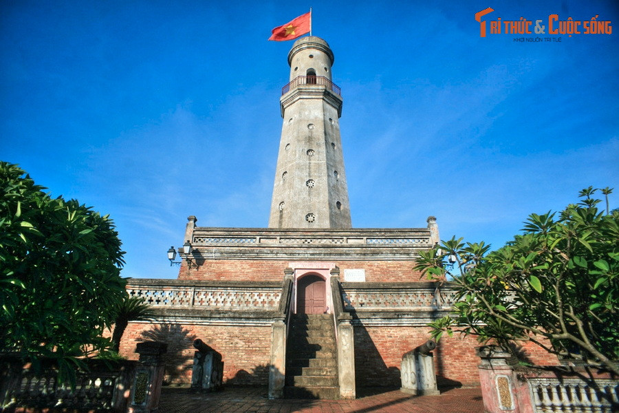  Nam Định. Năm 1822 dưới thời vua Minh Mạng, nhà Nguyễn đã đổi tên trấn Sơn Nam Hạ thành Nam Định. Trong tên gọi Nam Định, chữ “Nam” là chỉ vùng đất phía Nam thành Thăng Long, còn chữ “Định” là bình định với ý nghĩa làm cho yên ổn. Ảnh: Cột cờ Thành Nam ở TP Nam Định.