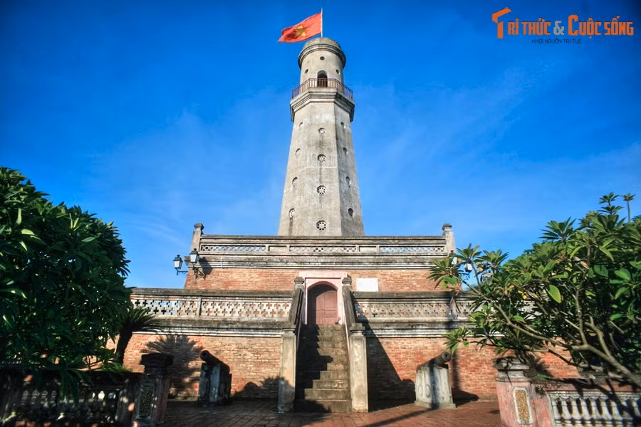  Nam Định. Năm 1822 dưới thời vua Minh Mạng, nhà Nguyễn đã đổi tên trấn Sơn Nam Hạ thành Nam Định. Trong tên gọi Nam Định, chữ “Nam” là chỉ vùng đất phía Nam thành Thăng Long, còn chữ “Định” là bình định với ý nghĩa làm cho yên ổn. Ảnh: Cột cờ Thành Nam ở TP Nam Định.