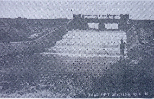 Đập nước ngăn suối Cam Ly bị vỡ trong trận lụt 1932. Đập mới được xây năm 1934-1935, nay gọi là cầu Công Đạo. Bức ảnh chụp từ nơi ngày nay là công viên Ánh Sáng, cạnh khu Hòa Bình. Ảnh: Dalatarchi / Blogspot.