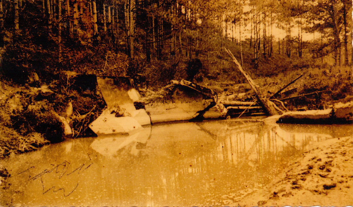 Đập nước nông trại O’Neill ở hạ nguồn của suối Cam Ly, nơi có 20.000 gốc cà phê arabica chất lượng hàng đầu vùng cao nguyên Lâm Viên, bị vỡ sau trận lũ ngày 4/5/1932. Ảnh: Dalatarchi / Blogspot.