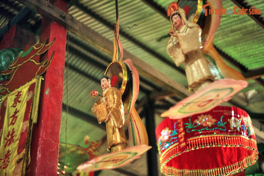 Các bức tượng ở đây thể hiện hình ảnh Phật A Di Đà, Phật Di Lặc, Quan Thế Âm, Khổng Tử, Ngọc Hoàng Thượng Đế, Lão Tử, Diêu Trì Kim Mẫu... đã nói lên tư tưởng "Tam giáo đồng nguyên" (Phật, Nho, Lão) của người lập chùa và các thế hệ truyền thừa.