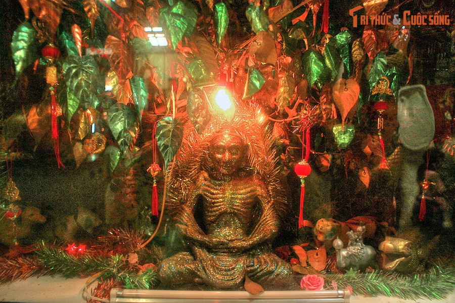 Tác giả của những bức tượng độc đáo ở chùa Đất Sét là nghệ nhân - cư sĩ Ngô Kim Tòng. Ông đã làm ra chúng trong suốt 42 năm, từ năm 1928 đến năm 1970, bằng sự đam mê và trí tưởng tượng chứ không qua bất cứ trường lớp nào.