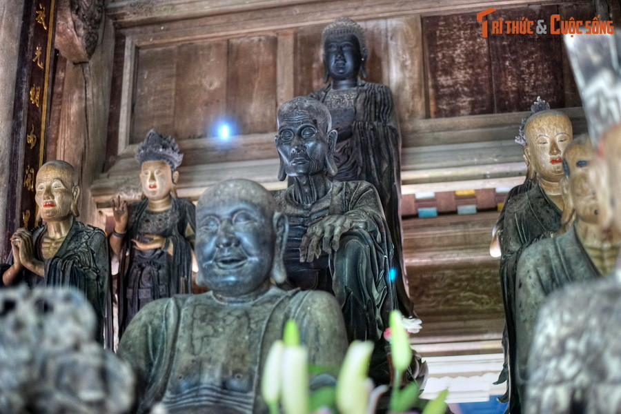 Theo thống kê, trong chùa có hơn 70 pho tượng, chủ yếu được tạc bằng gỗ mít, như các bộ tượng Tam Thế Phật, bộ tượng Di Đà Tam Tôn, tượng Tuyết Sơn... Phần lớn tượng của chùa Tây Phương có niên đại vào cuối thế kỷ 18, một số được tạc vào giữa thế kỷ 19.