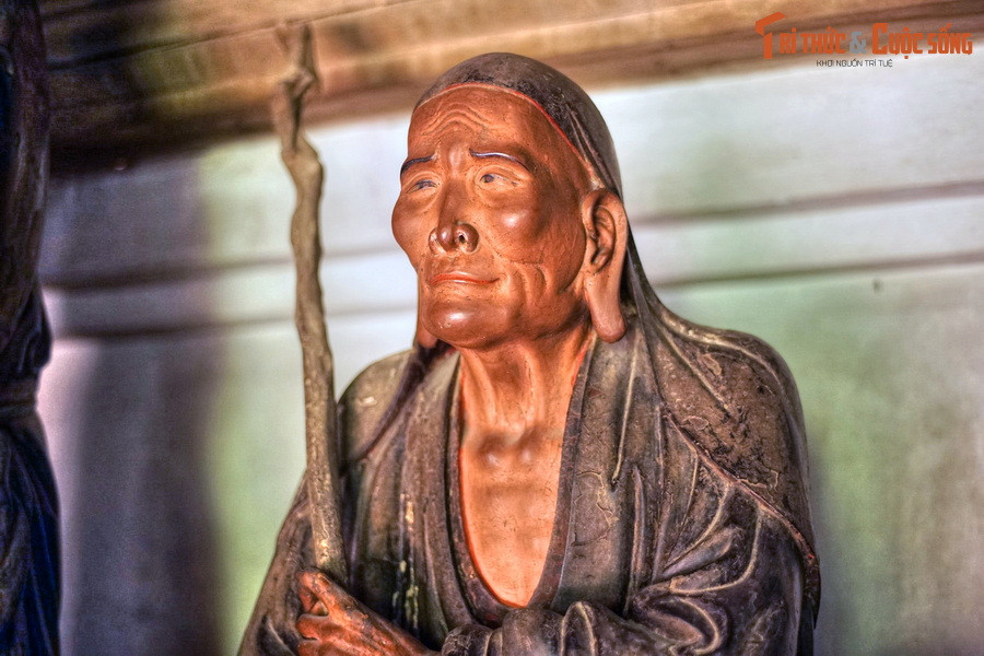 Đặc biệt nổi tiếng trong kho tàng tượng cổ ở chùa Tây Phương là bộ tượng 18 vị La Hán, tái hiện hình ảnh 18 vị Sư tổ của Phật giáo, được coi là tác phẩm kinh điển của nền nghệ thuật điêu khắc cổ Việt Nam.