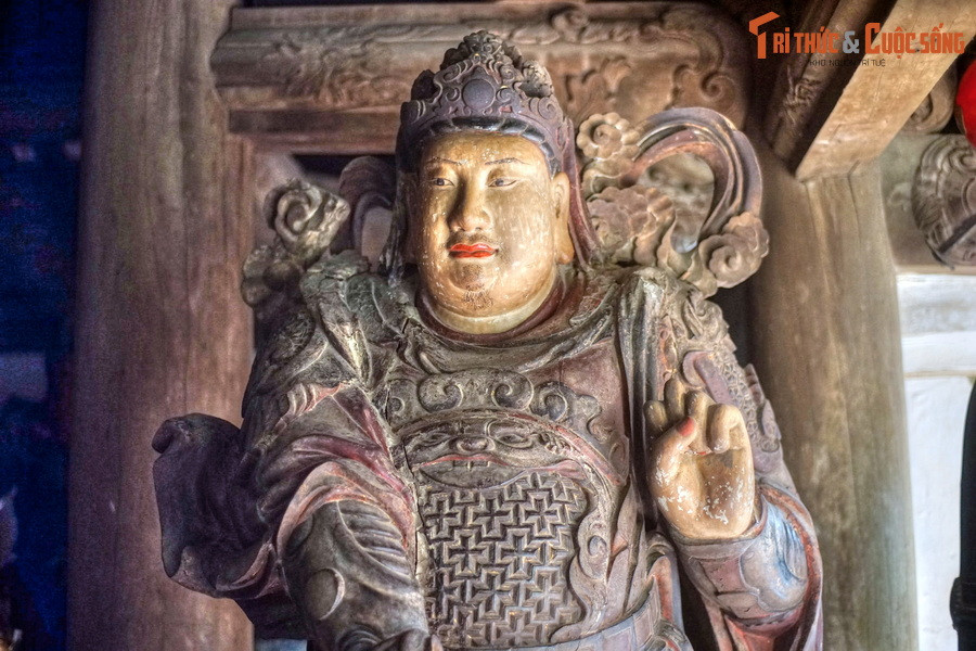 Tác giả của những tác phẩm điêu khắc tinh xảo này chính là các nghệ nhân làng mộc trong vùng Tổng Nủa, làng truyền thống Chàng Sơn – làng mộc nổi tiếng nhất xứ Đoài thời bấy giờ.