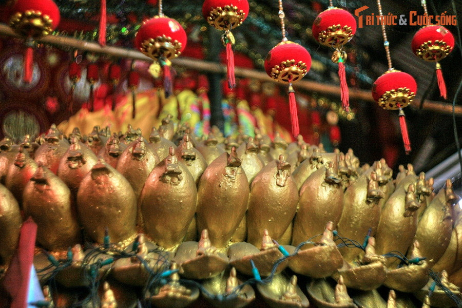 Tất cả các tác phẩm được làm chủ yếu từ đất sét, có pha trộn bột hương (nhang) cùng với keo ô dước để không bị nứt nẻ, và đều được sơn phết tỉ mỉ bằng sơn và dầu bóng.