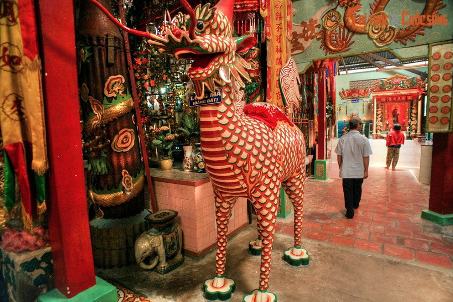 1. Chùa Đất Sét (tên chính thức là Bửu Sơn Tự) tọa lạc tại 286 đường Tôn Đức Thắng, TP Sóc Trăng, tỉnh Sóc Trăng, nổi tiếng khắp Việt Nam nhờ hàng nghìn pho tượng được nặn bằng đất sét rất sinh động bài trí bên trong chùa.