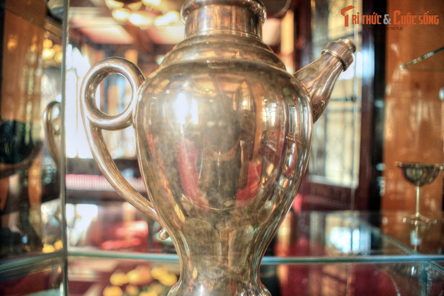 Chiếc bình bằng bạc nhập từ châu Âu đặt trong tủ kính ở phòng khách lớn, là một trong vô số vật dụng bằng bạc còn được lưu giữ ở cung Nam Phương Hoàng hậu.