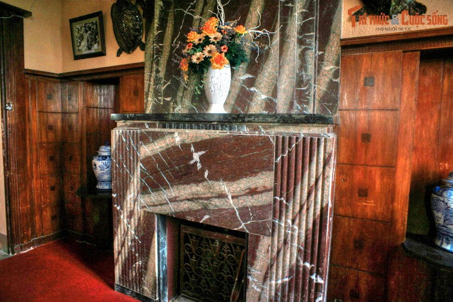 Cận cảnh chiếc lò sưởi "khủng" trong phòng yến tiệc của cung Nam Phương Hoàng hậu.