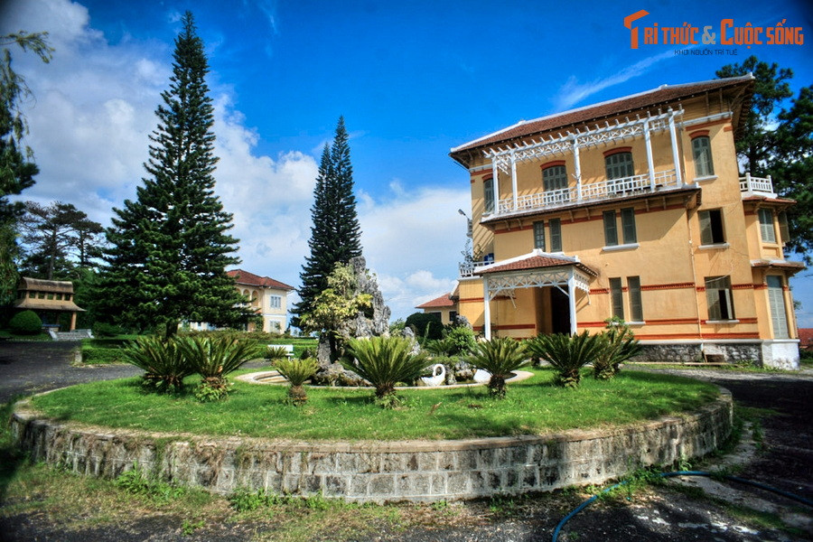 Nằm trong khuôn viên Bảo tàng tỉnh Lâm Đồng, cung Nam Phương Hoàng hậu là gia sản mà Quận công Nguyễn Hữu Hào tặng lại cho con gái mình là Nam Phương Hoàng hậu. Nơi đây còn lưu giữ nhiều đồ vật gắn với cuộc sống xa hoa của vua Bảo đại cùng phu nhân ở phố núi Đà Lạt.