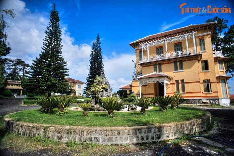 Nằm trong khuôn viên Bảo tàng tỉnh Lâm Đồng, cung Nam Phương Hoàng hậu là gia sản mà Quận công Nguyễn Hữu Hào tặng lại cho con gái mình là Nam Phương Hoàng hậu. Nơi đây còn lưu giữ nhiều đồ vật gắn với cuộc sống xa hoa của vua Bảo đại cùng phu nhân ở phố núi Đà Lạt.