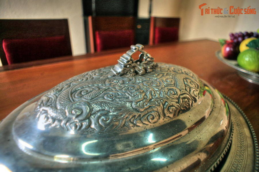 Phòng ăn gia đình được bài trí đơn giản hơn nhiều so với phòng yến tiệc. Dù vậy, từng chi tiết nhỏ vẫn toát lên chất đế vương, như chiếc khay hoa quả bằng bạc có nắp chạm trổ hình rồng này.