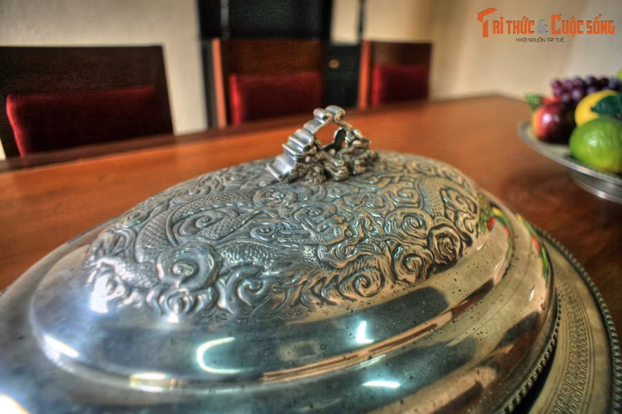 Phòng ăn gia đình được bài trí đơn giản hơn nhiều so với phòng yến tiệc. Dù vậy, từng chi tiết nhỏ vẫn toát lên chất đế vương, như chiếc khay hoa quả bằng bạc có nắp chạm trổ hình rồng này.