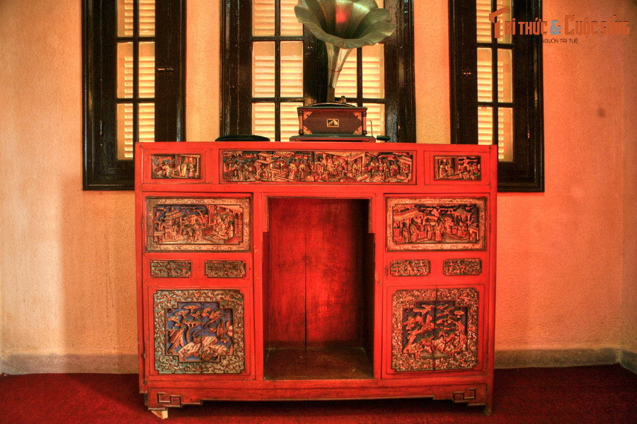 Chiếc tủ gỗ quý sơn son thếp vàng, chạm khắc cầu kỳ, phía trên có chiếc máy hát, đặt trong một căn phòng ở cung Nam Phương Hoàng hậu.