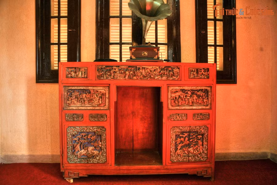 Chiếc tủ gỗ quý sơn son thếp vàng, chạm khắc cầu kỳ, phía trên có chiếc máy hát, đặt trong một căn phòng ở cung Nam Phương Hoàng hậu.