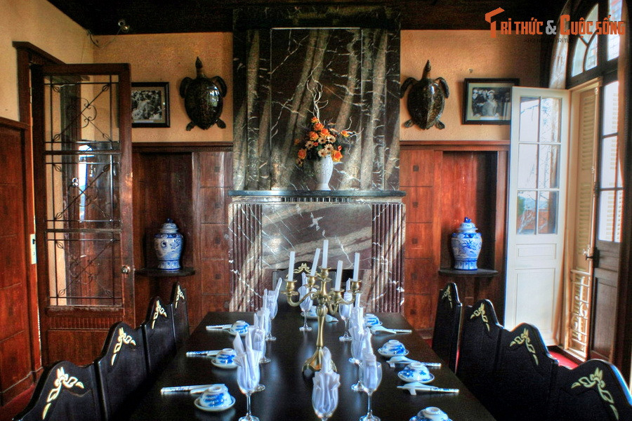 Phòng yến tiệc gây ấn tượng mạnh với bộ bàn ghế gỗ sang trọng có họa tiết dát vàng, lò sưởi ngoại cỡ bằng đá hoa cương đen vân trắng, hai bên trang trí bằng hai con đồi mồi.