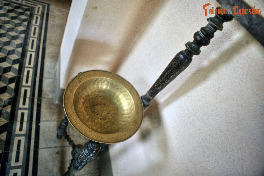 Chậu đồng đặt trên giá gỗ dùng để rửa tay trong phòng ăn gia đình.