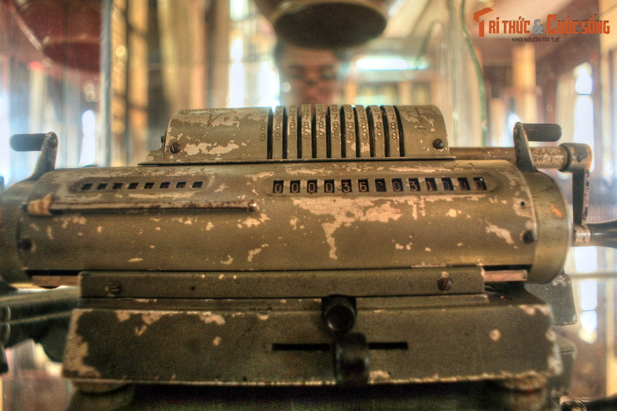 Chiếc máy tính cơ khí đặt trong tủ kính ở phòng khách lớn, từng được gia đình Nam Phương Hoàng hậu dùng để tính toán tiền nong. Dòng máy tính này có nguồn gốc từ phát minh của Pascal năm 1642, trở thành sản phẩm thương mại từ năm 1851.