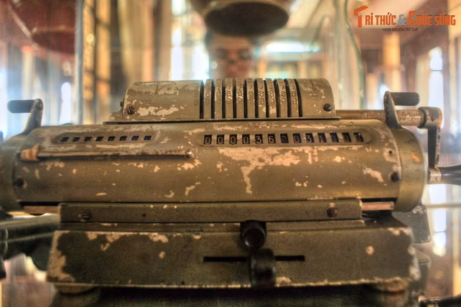 Chiếc máy tính cơ khí đặt trong tủ kính ở phòng khách lớn, từng được gia đình Nam Phương Hoàng hậu dùng để tính toán tiền nong. Dòng máy tính này có nguồn gốc từ phát minh của Pascal năm 1642, trở thành sản phẩm thương mại từ năm 1851.