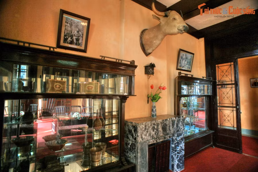 Phòng khách lớn của tòa dinh thự có hai tủ kính trưng bày nhiều vật quý, đặt hai bên chiếc lò sưởi bằng đá hoa cương. Đầu bò treo phía trên lò sưởi là một chiến lợi phẩm săn bắn khác của Bảo Đại. Bên trái cái đầu có bức ảnh vị cựu hoàng cùng con bò rừng bị bắn trong một buổi săn.