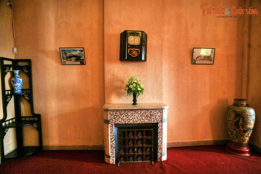 Phòng chờ của khách ở cung Nam Phương Hoàng hậu có điểm nhấn là chiếc lò sưởi làm bằng đá hoa cương đưa về từ châu Âu. Phía trên lò sưởi là chiếc đồng hồ Odo, thương hiệu đồng hồ quả lắc trứ danh của Pháp, có lịch sử hình thành vào năm 1708.