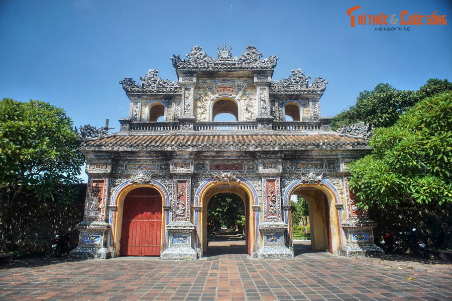 Cổng Chương Đức có từ năm 1921, còn cổng Hiển Nhơn được xây năm 1923 theo nguyên mẫu của cổng Chương Đức. Vì vậy mà hai cổng có kiến trúc rất giống nhau. Khác biệt lớn nhất là trước cổng Hiển Nhơn có cầu thông ra bên ngoài Hoàng Thành, cổng Chương Đức thì không.