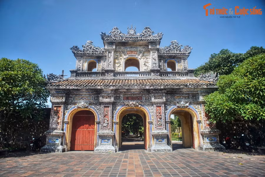 Cổng Chương Đức có từ năm 1921, còn cổng Hiển Nhơn được xây năm 1923 theo nguyên mẫu của cổng Chương Đức. Vì vậy mà hai cổng có kiến trúc rất giống nhau. Khác biệt lớn nhất là trước cổng Hiển Nhơn có cầu thông ra bên ngoài Hoàng Thành, cổng Chương Đức thì không.