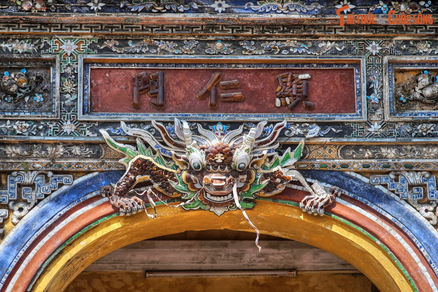 Đó là các mô típ mỹ thuật cung đình điển hình như rồng, hổ phù, cuốn thư, cây lá... Các chi tiết trang trí này được phân bố với một mật độ khá dày đặc, nhưng hài hoà cả về màu sắc, bố cục mang đến cho mỗi cánh cửa một nét kiến trúc vừa tráng lệ, vừa độc đáo.