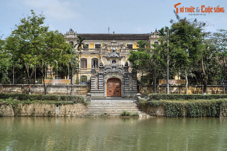 2. Tọa lạc bên bờ sông An Cựu, địa chỉ số 97 đường Phan Đình Phùng, TP Huế, cung An Định là cung điện điện riêng của vua Khải Định từ khi còn là thái tử đến khi làm vua. Công trình có từ năm 1902, được vua cho cải tạo toàn diện vào năm 1917-1919.