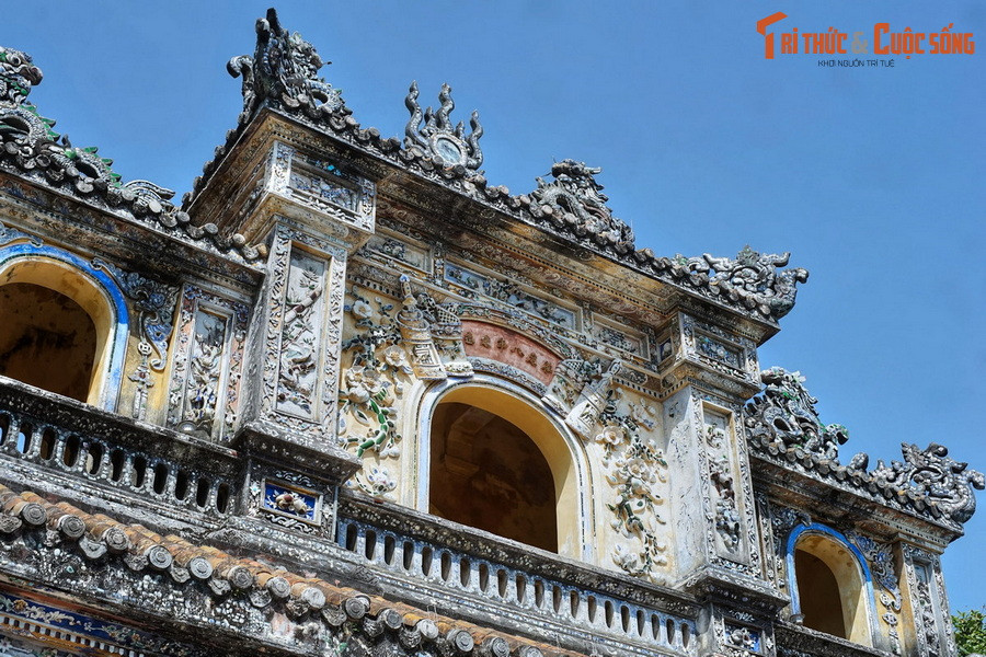 Hai cánh cổng này được giới nghiên cứu đánh giá cao về giá trị mỹ thuật, đặc biệt là nghệ thuật trang trí đắp mảnh sành sứ vô cùng cầu kỳ. Hầu hết các diện tích mặt tường ngoài của cả hai cổng đều có các họa tiết trang trí gắn sành sứ dưới nhiều hình thức, chi tiết khác nhau.