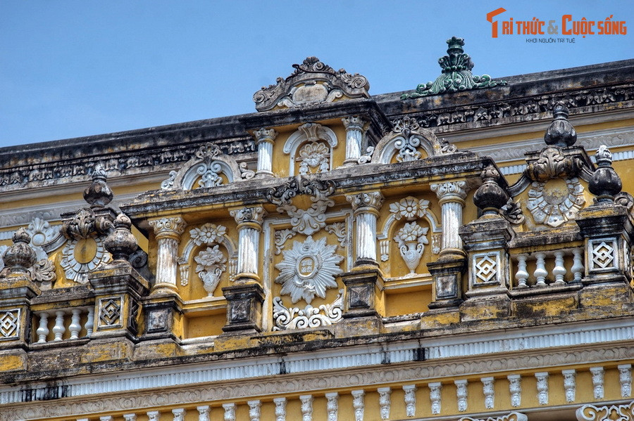 Toàn bộ mặt trước của lầu Khải Tường được trang trí công phu, tỉ mỉ các mô típ kiến trúc Roman cận đại (bắc đẩu bội tinh, thiên thần…) xen lẫn các đề tài trang trí phương Đông truyền thống (rồng, phượng, bát bửu, hoa văn cách điệu…).