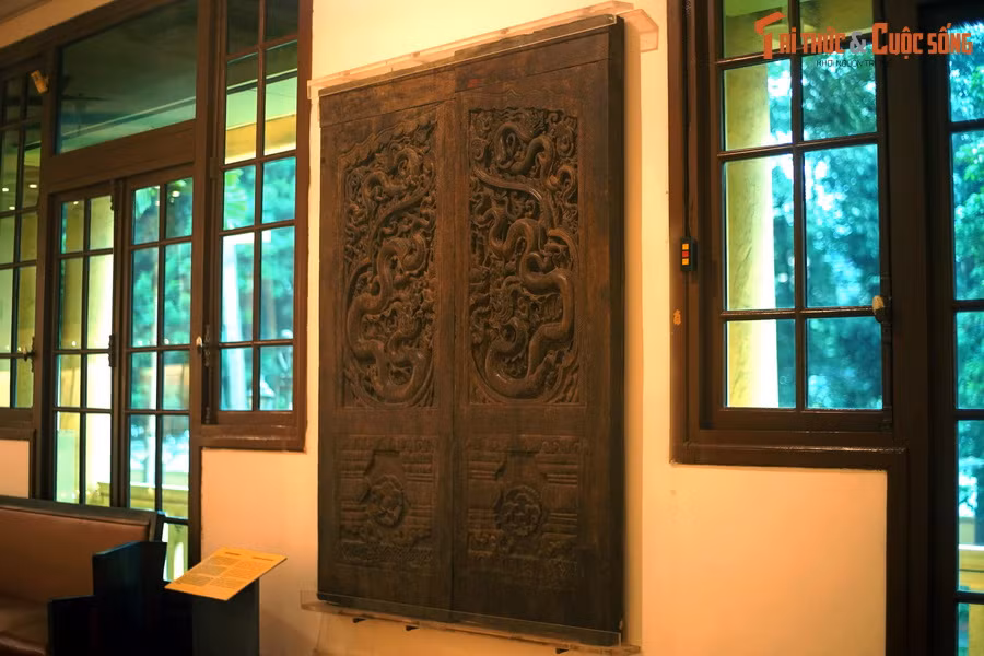 1. Được lưu giữ tại Bảo tàng Lịch sử Quốc gia Việt Nam, hai cánh cửa gỗ chạm rồng của chùa Phổ Minh được tạo tác vào thế kỷ 13-14, là hiện vật phản ánh sự phát triển đến đỉnh cao của nền nghệ thuật thời nhà Trần.